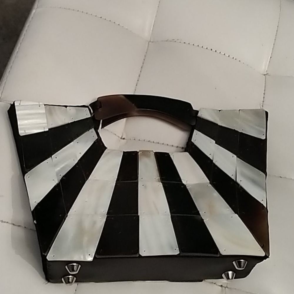 Shell hand bag